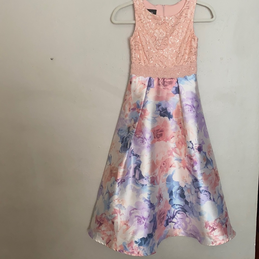 Peachy Floral full length dress.  Size 8 (Girls)